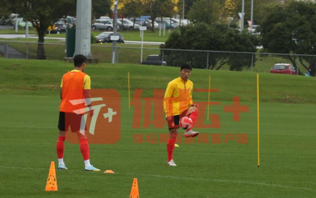 蓝鲸体育官网-国足冒雨新西兰首训 李昂受伤朱辰杰临时上调顶替