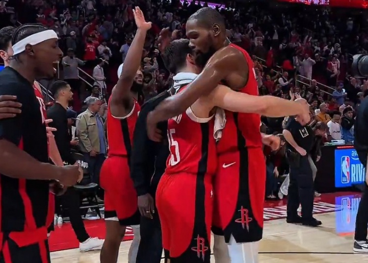 蓝鲸体育-小伙子你是功臣！杜兰特申京赛后拍谢泼德的脑袋致意 范乔丹转发